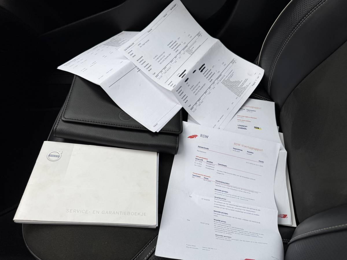 Volvo V40 Volvo V40 BWJ 2015 2.0 D2 120 PK  R-Design Business NW APK | R-DESIGN | STOELVERW. | TREKHAAK | NAVI | CLIMA | BLUETOOTH | HALF LEER | VOLLEDIG OH | PDC |