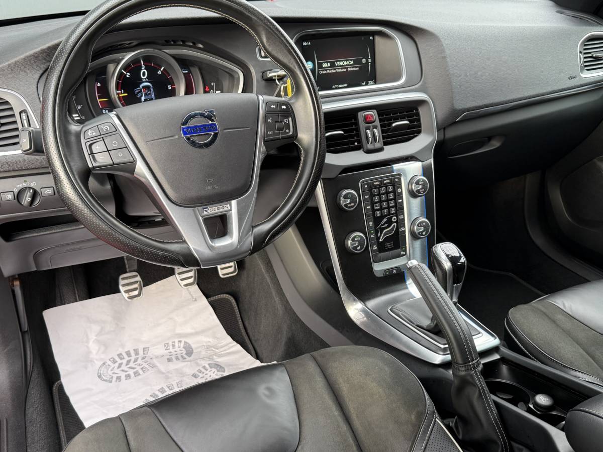 Volvo V40 Volvo V40 BWJ 2015 2.0 D2 120 PK  R-Design Business NW APK | R-DESIGN | STOELVERW. | TREKHAAK | NAVI | CLIMA | BLUETOOTH | HALF LEER | VOLLEDIG OH | PDC |