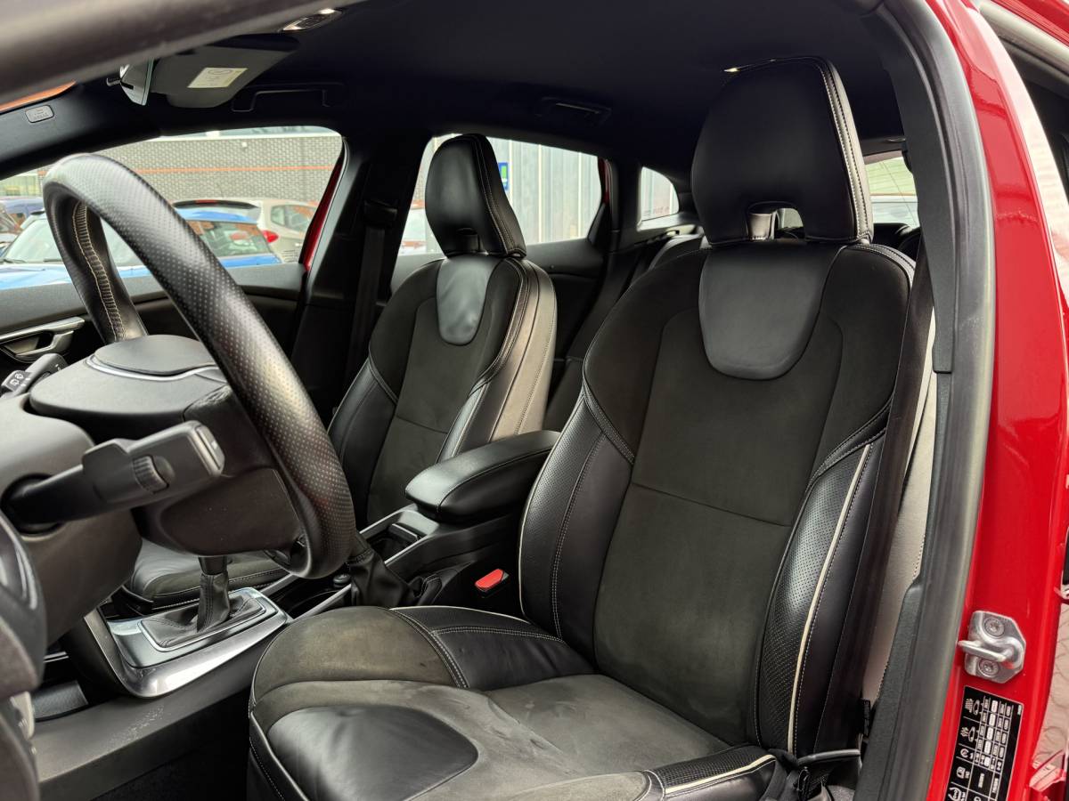 Volvo V40 Volvo V40 BWJ 2015 2.0 D2 120 PK  R-Design Business NW APK | R-DESIGN | STOELVERW. | TREKHAAK | NAVI | CLIMA | BLUETOOTH | HALF LEER | VOLLEDIG OH | PDC |