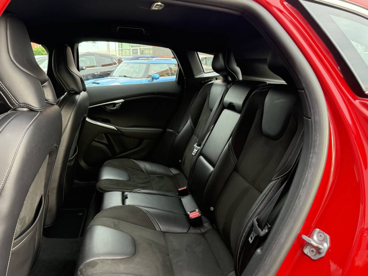 Volvo V40 Volvo V40 BWJ 2015 2.0 D2 120 PK  R-Design Business NW APK | R-DESIGN | STOELVERW. | TREKHAAK | NAVI | CLIMA | BLUETOOTH | HALF LEER | VOLLEDIG OH | PDC |