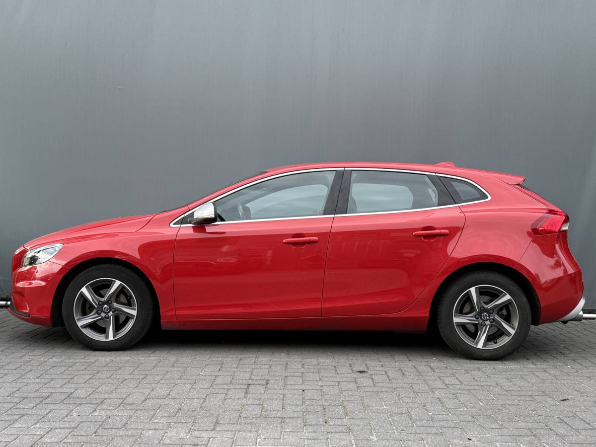 Volvo V40 Volvo V40 BWJ 2015 2.0 D2 120 PK  R-Design Business NW APK | R-DESIGN | STOELVERW. | TREKHAAK | NAVI | CLIMA | BLUETOOTH | HALF LEER | VOLLEDIG OH | PDC |