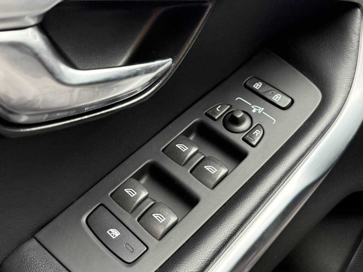 Volvo V40 Volvo V40 BWJ 2015 2.0 D2 120 PK  R-Design Business NW APK | R-DESIGN | STOELVERW. | TREKHAAK | NAVI | CLIMA | BLUETOOTH | HALF LEER | VOLLEDIG OH | PDC |