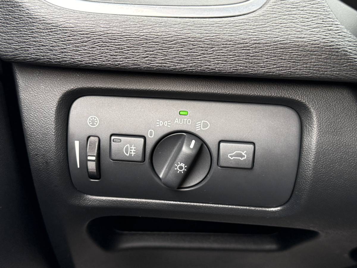 Volvo V40 Volvo V40 BWJ 2015 2.0 D2 120 PK  R-Design Business NW APK | R-DESIGN | STOELVERW. | TREKHAAK | NAVI | CLIMA | BLUETOOTH | HALF LEER | VOLLEDIG OH | PDC |