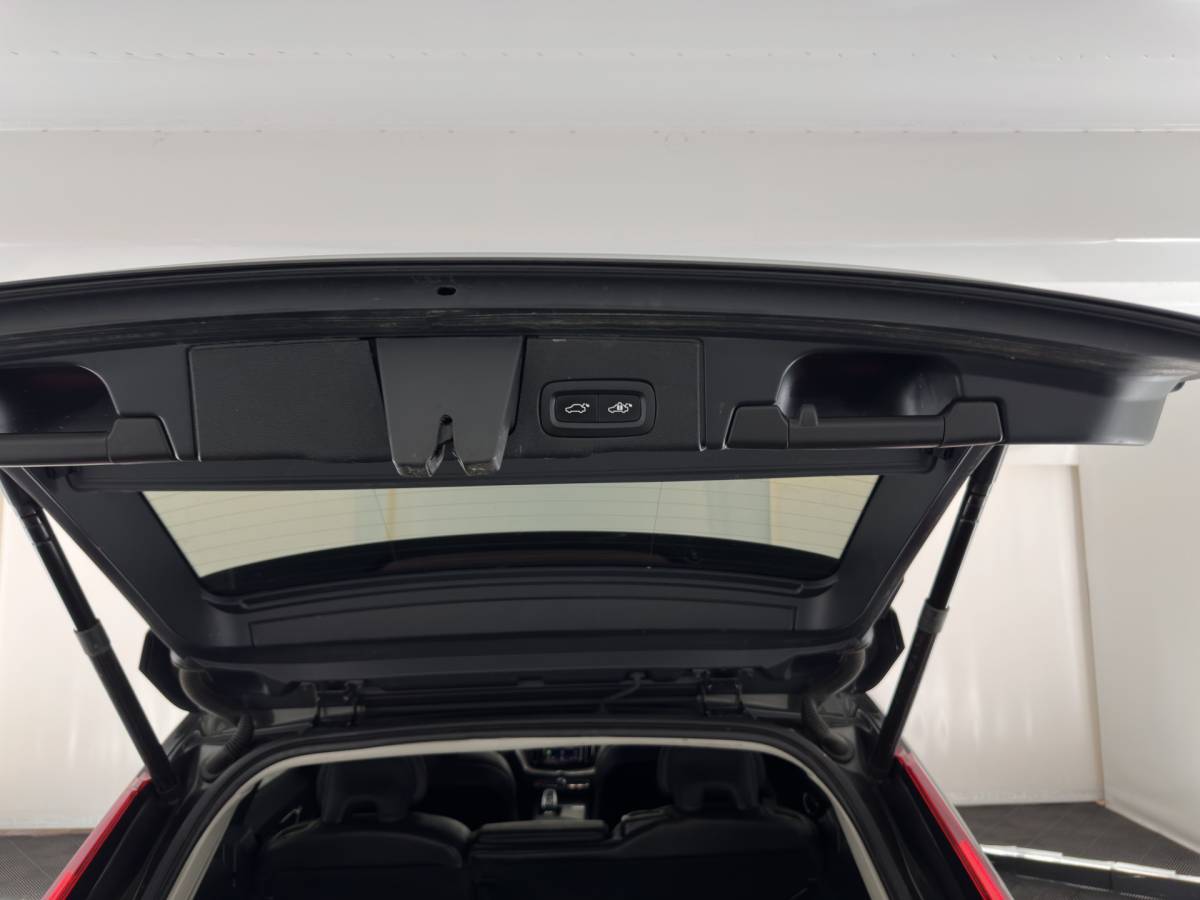Volvo XC60 Volvo XC60 2.0 T8 AWD Inscription (Plug-In) *PANO | LEATHER | FULL-LED | MEMORY-PACK | HARMAN/KARDON-AUDIO | CAMERA | HEATED-CONTOURSEATS | DIGI-COCKPIT | NAVI-FULLMAP | PRIVACYGLASS | ECC | PDC | CRUISE | CARPLAY | TOWBAR | 19”ALU*