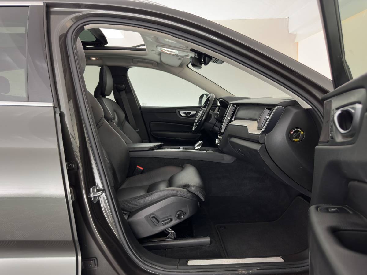 Volvo XC60 Volvo XC60 2.0 T8 AWD Inscription (Plug-In) *PANO | LEATHER | FULL-LED | MEMORY-PACK | HARMAN/KARDON-AUDIO | CAMERA | HEATED-CONTOURSEATS | DIGI-COCKPIT | NAVI-FULLMAP | PRIVACYGLASS | ECC | PDC | CRUISE | CARPLAY | TOWBAR | 19”ALU*