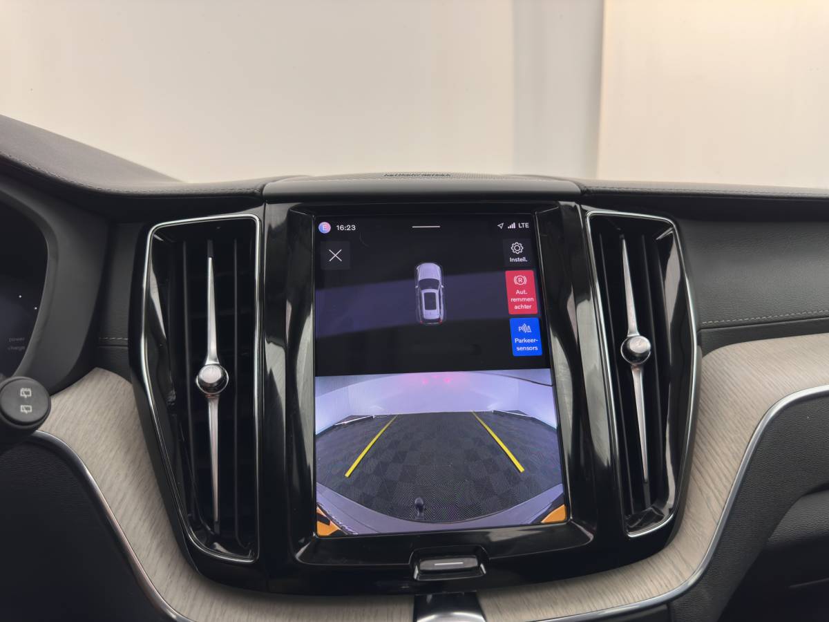Volvo XC60 Volvo XC60 2.0 T8 AWD Inscription (Plug-In) *PANO | LEATHER | FULL-LED | MEMORY-PACK | HARMAN/KARDON-AUDIO | CAMERA | HEATED-CONTOURSEATS | DIGI-COCKPIT | NAVI-FULLMAP | PRIVACYGLASS | ECC | PDC | CRUISE | CARPLAY | TOWBAR | 19”ALU*