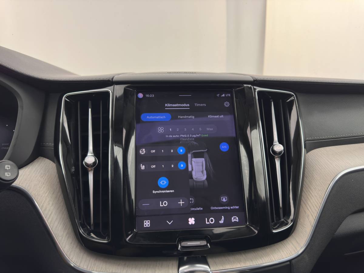 Volvo XC60 Volvo XC60 2.0 T8 AWD Inscription (Plug-In) *PANO | LEATHER | FULL-LED | MEMORY-PACK | HARMAN/KARDON-AUDIO | CAMERA | HEATED-CONTOURSEATS | DIGI-COCKPIT | NAVI-FULLMAP | PRIVACYGLASS | ECC | PDC | CRUISE | CARPLAY | TOWBAR | 19”ALU*