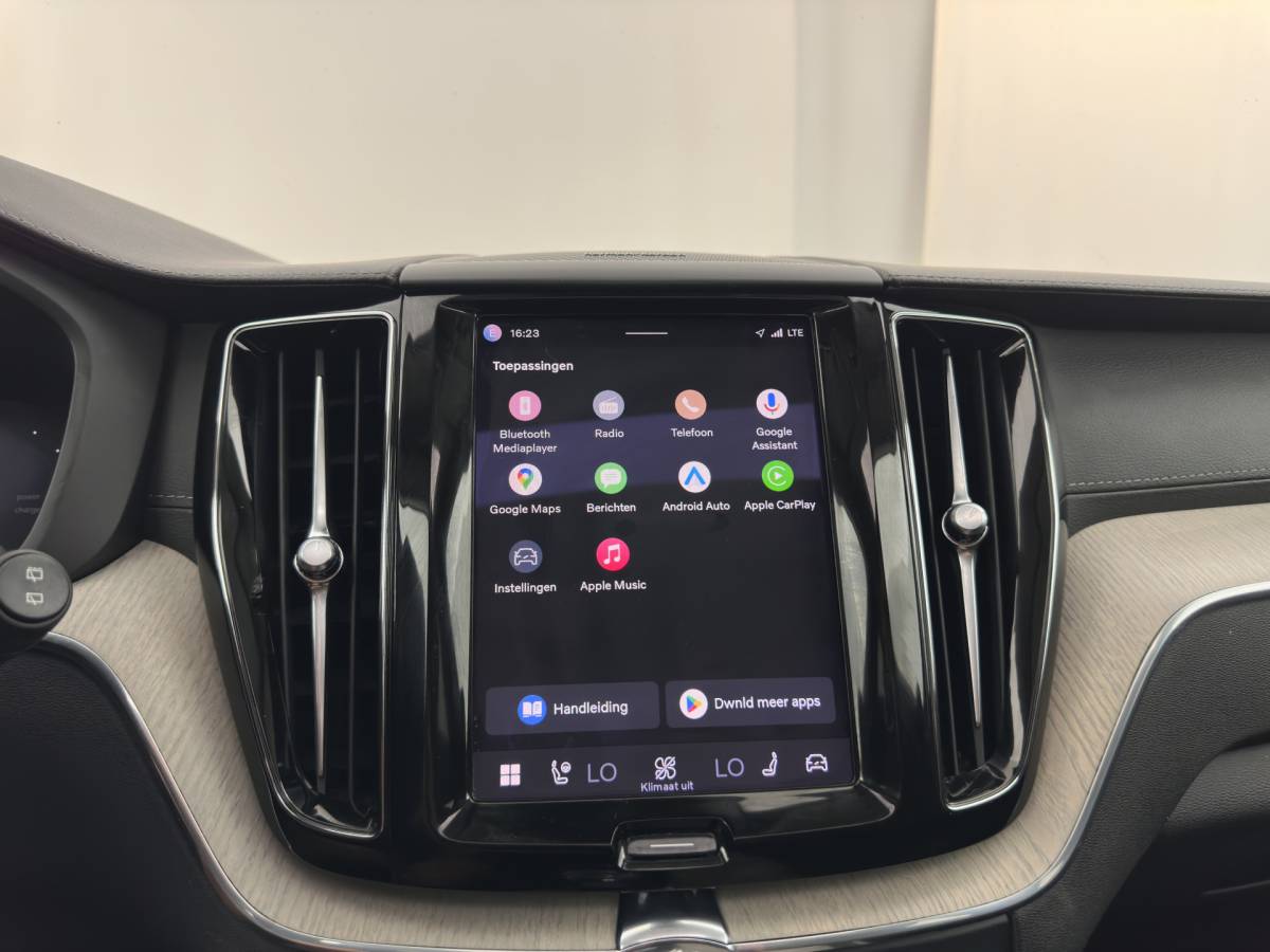 Volvo XC60 Volvo XC60 2.0 T8 AWD Inscription (Plug-In) *PANO | LEATHER | FULL-LED | MEMORY-PACK | HARMAN/KARDON-AUDIO | CAMERA | HEATED-CONTOURSEATS | DIGI-COCKPIT | NAVI-FULLMAP | PRIVACYGLASS | ECC | PDC | CRUISE | CARPLAY | TOWBAR | 19”ALU*
