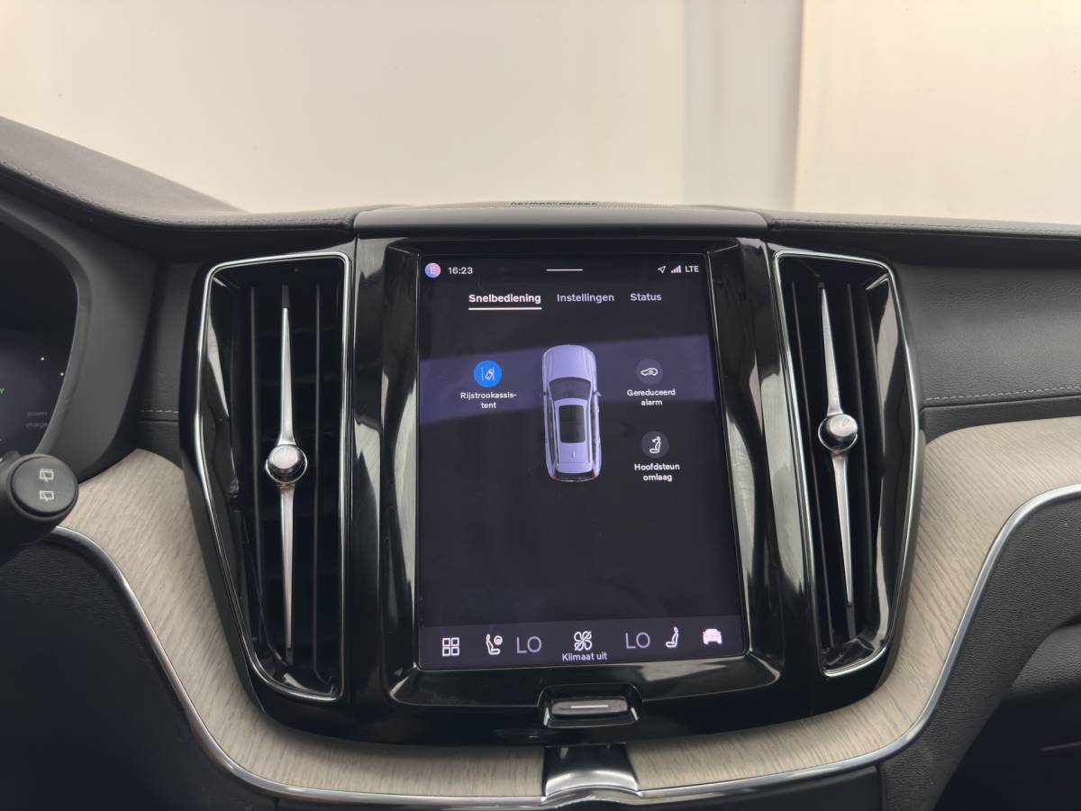 Volvo XC60 Volvo XC60 2.0 T8 AWD Inscription (Plug-In) *PANO | LEATHER | FULL-LED | MEMORY-PACK | HARMAN/KARDON-AUDIO | CAMERA | HEATED-CONTOURSEATS | DIGI-COCKPIT | NAVI-FULLMAP | PRIVACYGLASS | ECC | PDC | CRUISE | CARPLAY | TOWBAR | 19”ALU*