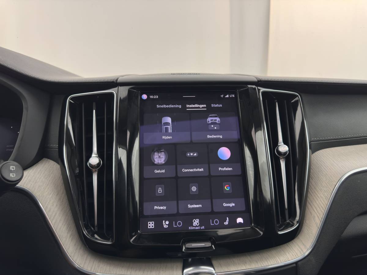 Volvo XC60 Volvo XC60 2.0 T8 AWD Inscription (Plug-In) *PANO | LEATHER | FULL-LED | MEMORY-PACK | HARMAN/KARDON-AUDIO | CAMERA | HEATED-CONTOURSEATS | DIGI-COCKPIT | NAVI-FULLMAP | PRIVACYGLASS | ECC | PDC | CRUISE | CARPLAY | TOWBAR | 19”ALU*