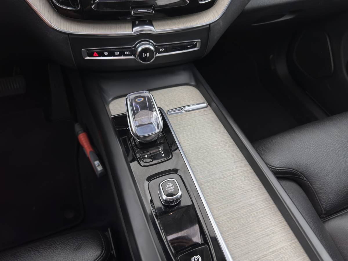 Volvo XC60 Volvo XC60 2.0 T8 AWD Inscription (Plug-In) *PANO | LEATHER | FULL-LED | MEMORY-PACK | HARMAN/KARDON-AUDIO | CAMERA | HEATED-CONTOURSEATS | DIGI-COCKPIT | NAVI-FULLMAP | PRIVACYGLASS | ECC | PDC | CRUISE | CARPLAY | TOWBAR | 19”ALU*