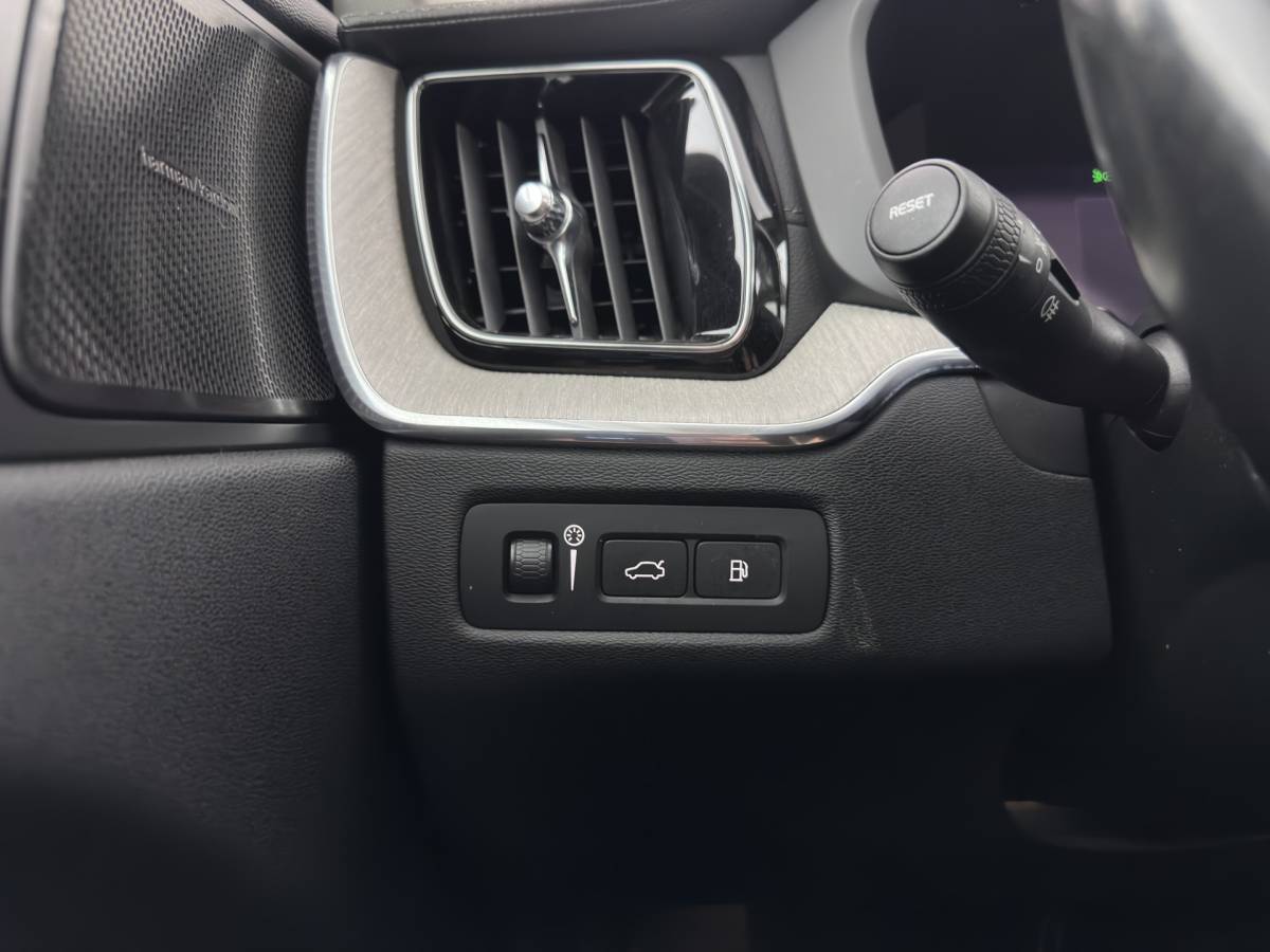 Volvo XC60 Volvo XC60 2.0 T8 AWD Inscription (Plug-In) *PANO | LEATHER | FULL-LED | MEMORY-PACK | HARMAN/KARDON-AUDIO | CAMERA | HEATED-CONTOURSEATS | DIGI-COCKPIT | NAVI-FULLMAP | PRIVACYGLASS | ECC | PDC | CRUISE | CARPLAY | TOWBAR | 19”ALU*