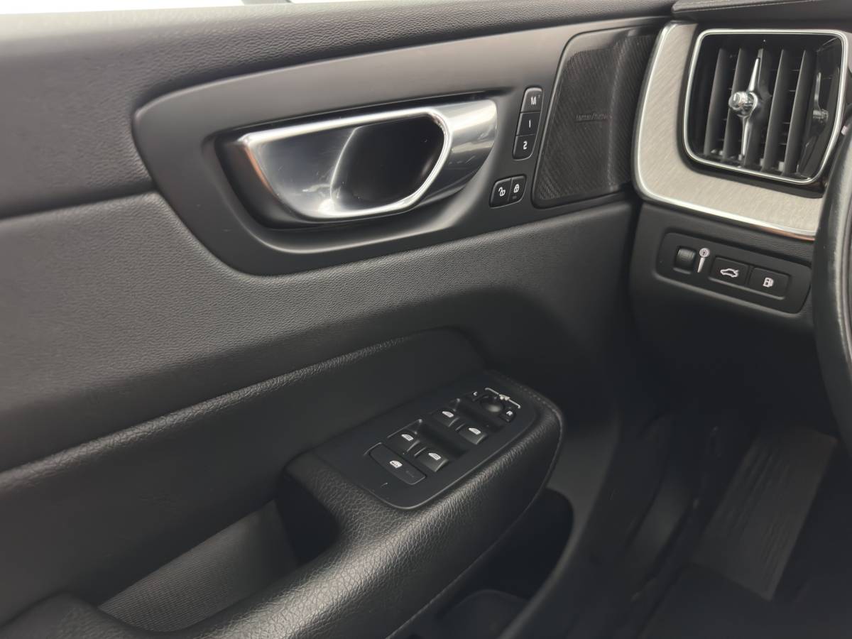 Volvo XC60 Volvo XC60 2.0 T8 AWD Inscription (Plug-In) *PANO | LEATHER | FULL-LED | MEMORY-PACK | HARMAN/KARDON-AUDIO | CAMERA | HEATED-CONTOURSEATS | DIGI-COCKPIT | NAVI-FULLMAP | PRIVACYGLASS | ECC | PDC | CRUISE | CARPLAY | TOWBAR | 19”ALU*