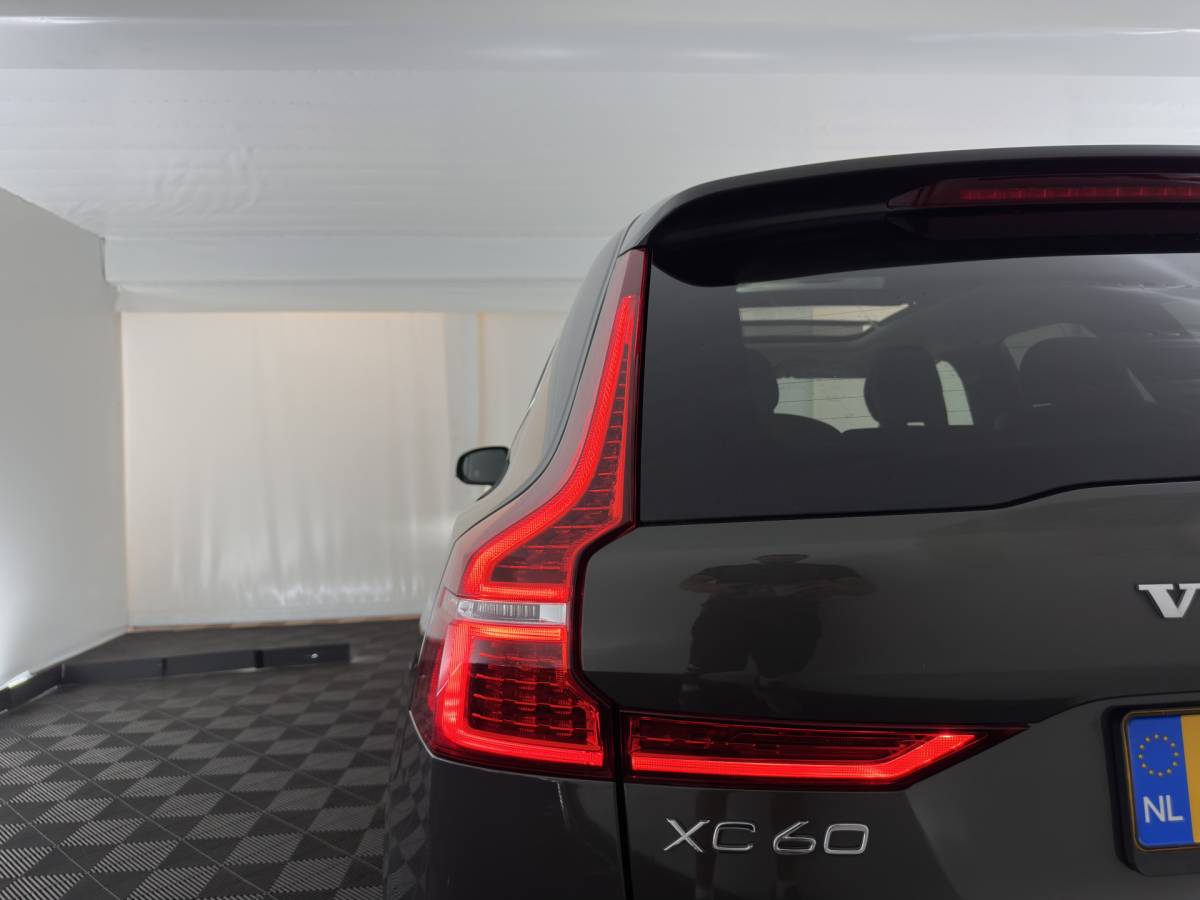 Volvo XC60 Volvo XC60 2.0 T8 AWD Inscription (Plug-In) *PANO | LEATHER | FULL-LED | MEMORY-PACK | HARMAN/KARDON-AUDIO | CAMERA | HEATED-CONTOURSEATS | DIGI-COCKPIT | NAVI-FULLMAP | PRIVACYGLASS | ECC | PDC | CRUISE | CARPLAY | TOWBAR | 19”ALU*