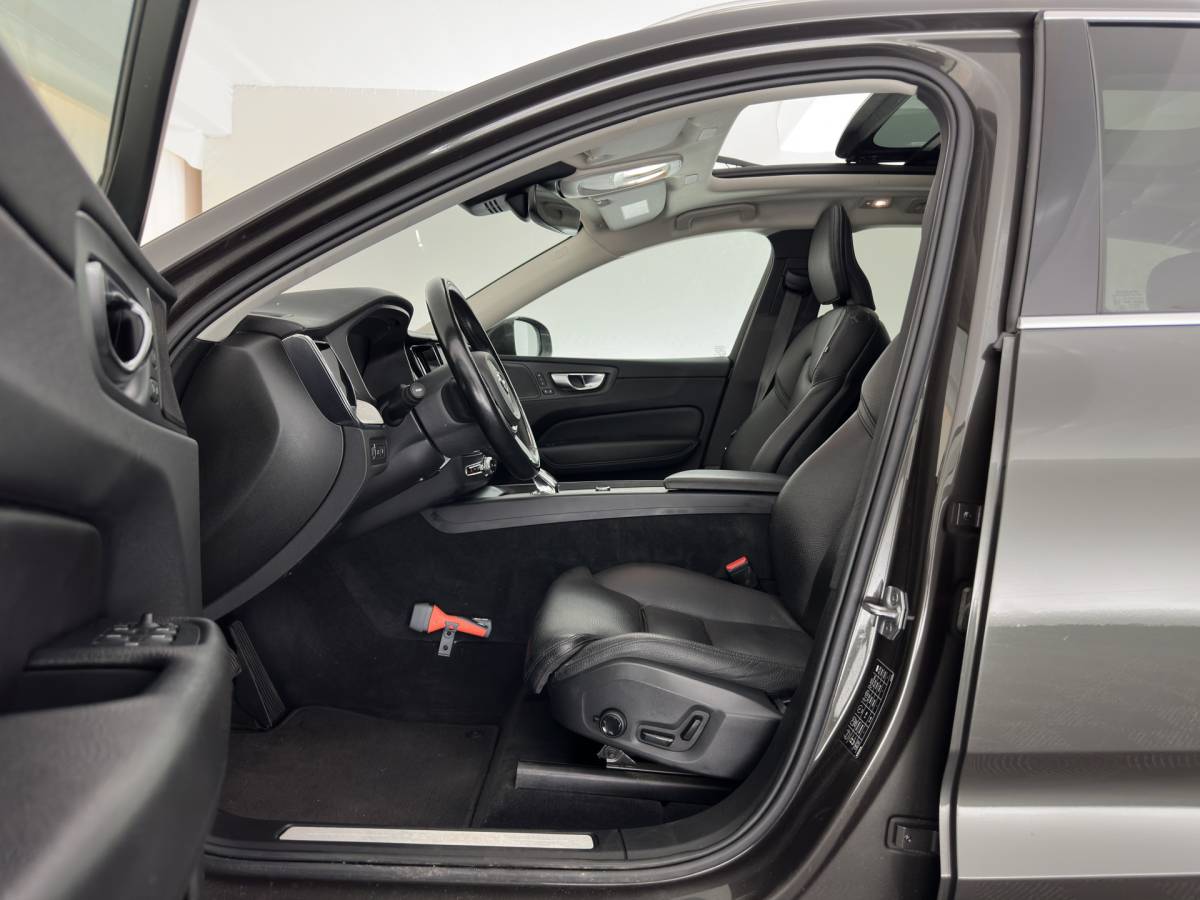 Volvo XC60 Volvo XC60 2.0 T8 AWD Inscription (Plug-In) *PANO | LEATHER | FULL-LED | MEMORY-PACK | HARMAN/KARDON-AUDIO | CAMERA | HEATED-CONTOURSEATS | DIGI-COCKPIT | NAVI-FULLMAP | PRIVACYGLASS | ECC | PDC | CRUISE | CARPLAY | TOWBAR | 19”ALU*