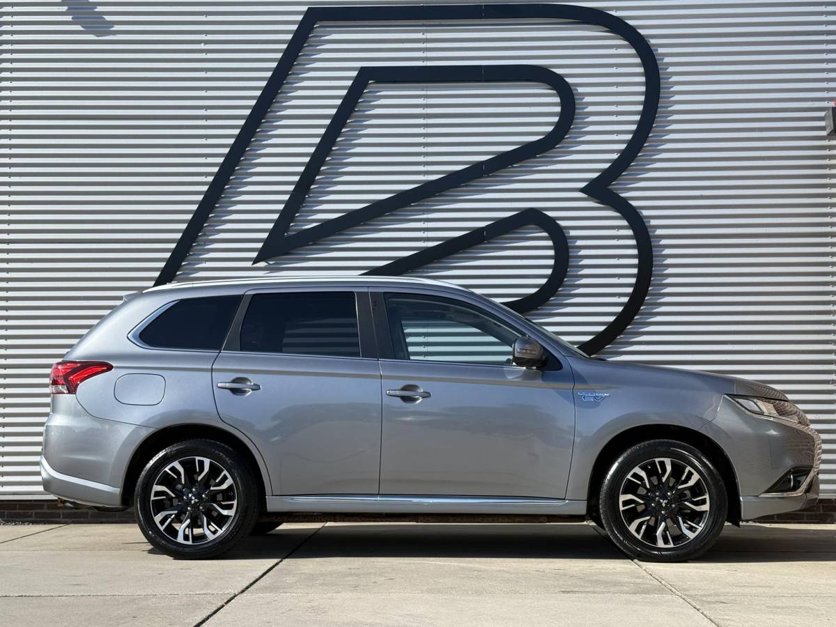 Mitsubishi Outlander Mitsubishi Outlander 2.0 PHEV instyle+ 1e Eigenaar|Navi|Opendak|Camera|Trekhaak|Clima|Cruise|Leder|PDC|N.A.P|SoH 58%|APK tot 12-2026