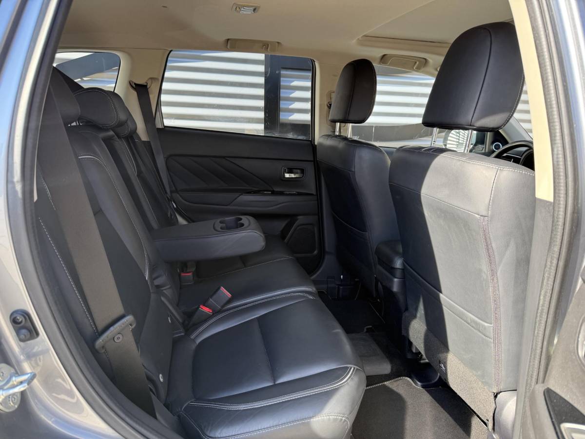 Mitsubishi Outlander Mitsubishi Outlander 2.0 PHEV instyle+ 1e Eigenaar|Navi|Opendak|Camera|Trekhaak|Clima|Cruise|Leder|PDC|N.A.P|SoH 58%|APK tot 12-2026