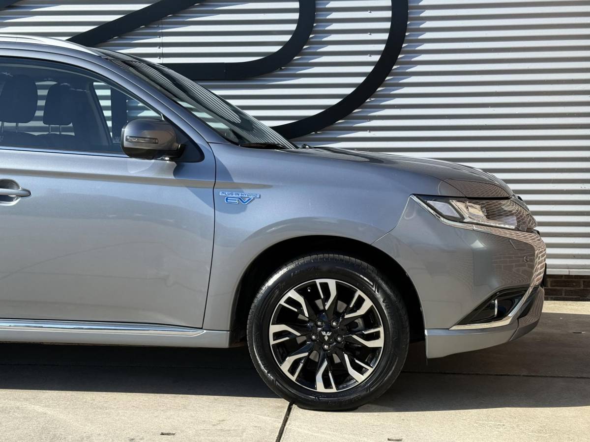 Mitsubishi Outlander Mitsubishi Outlander 2.0 PHEV instyle+ 1e Eigenaar|Navi|Opendak|Camera|Trekhaak|Clima|Cruise|Leder|PDC|N.A.P|SoH 58%|APK tot 12-2026
