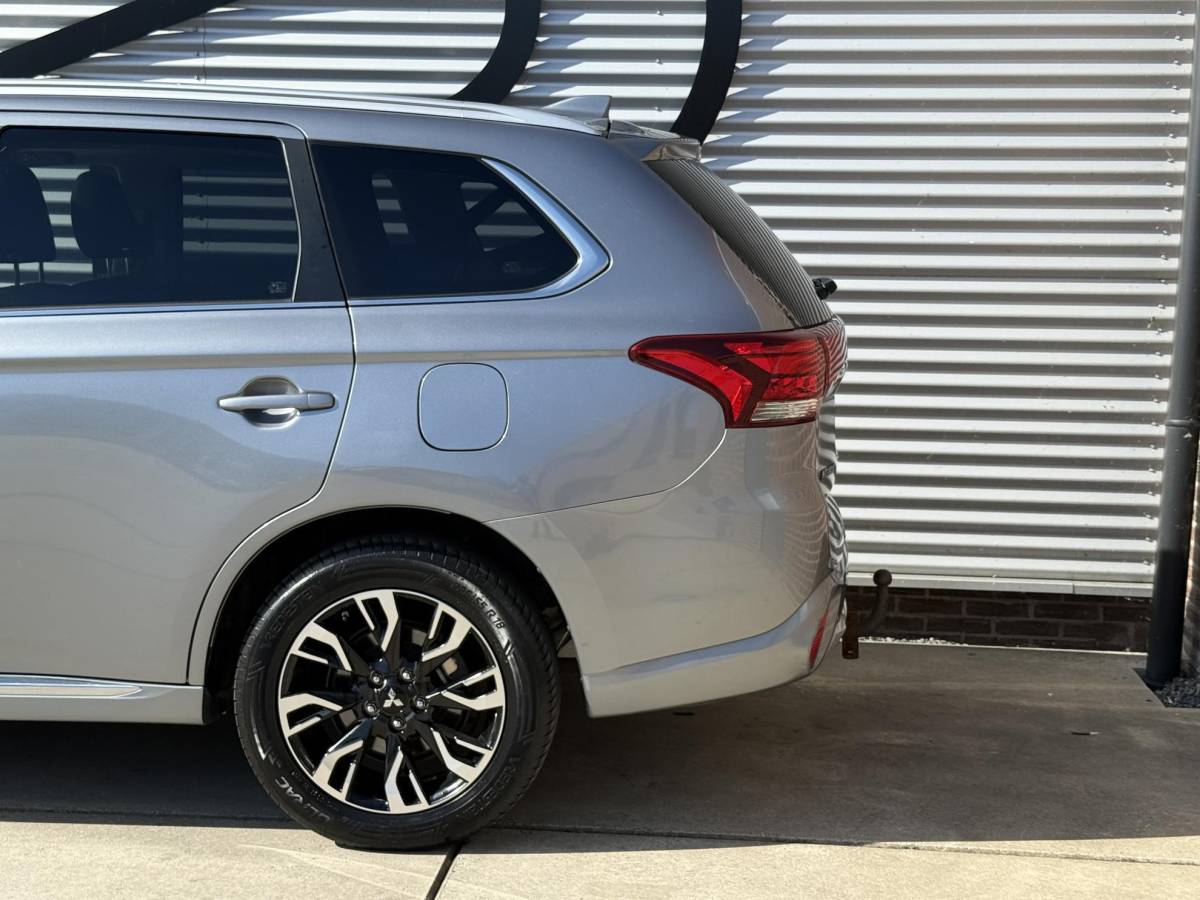 Mitsubishi Outlander Mitsubishi Outlander 2.0 PHEV instyle+ 1e Eigenaar|Navi|Opendak|Camera|Trekhaak|Clima|Cruise|Leder|PDC|N.A.P|SoH 58%|APK tot 12-2026
