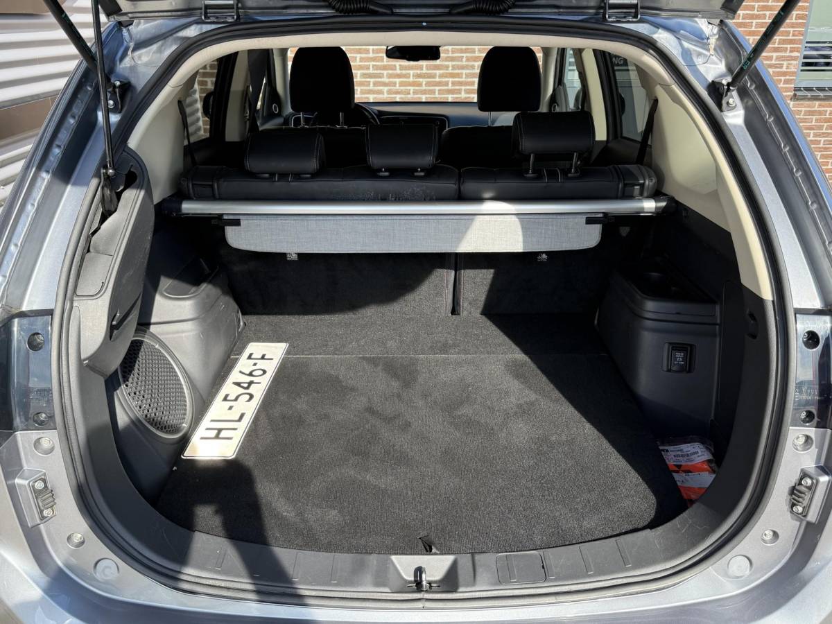 Mitsubishi Outlander Mitsubishi Outlander 2.0 PHEV instyle+ 1e Eigenaar|Navi|Opendak|Camera|Trekhaak|Clima|Cruise|Leder|PDC|N.A.P|SoH 58%|APK tot 12-2026