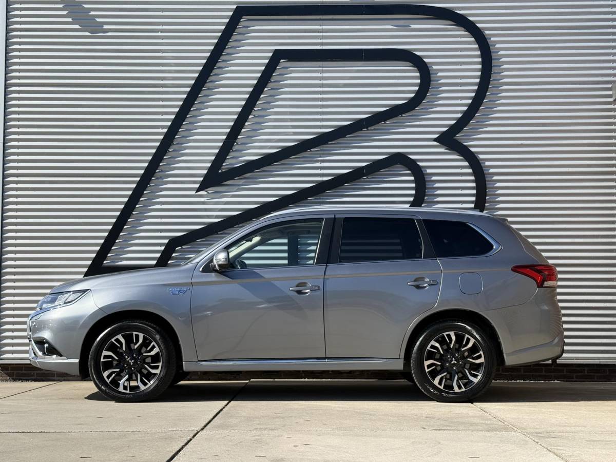 Mitsubishi Outlander Mitsubishi Outlander 2.0 PHEV instyle+ 1e Eigenaar|Navi|Opendak|Camera|Trekhaak|Clima|Cruise|Leder|PDC|N.A.P|SoH 58%|APK tot 12-2026