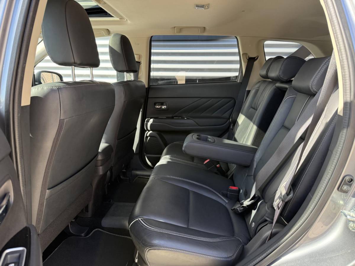 Mitsubishi Outlander Mitsubishi Outlander 2.0 PHEV instyle+ 1e Eigenaar|Navi|Opendak|Camera|Trekhaak|Clima|Cruise|Leder|PDC|N.A.P|SoH 58%|APK tot 12-2026