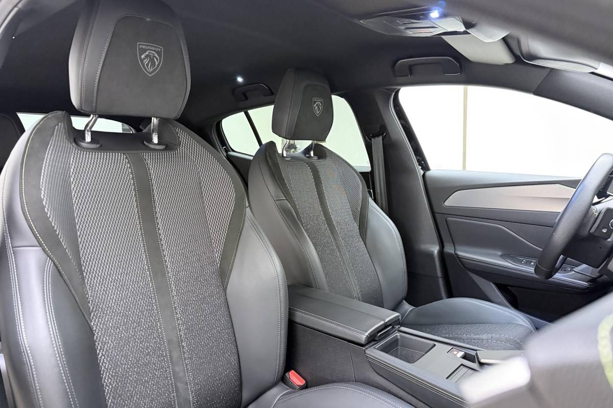 Peugeot 408 Peugeot 408 1.2 Hybrid 145 e-DCS6 GT | Automaat | Adaptieve cruise control | Stuurverwarming | Elektrisch bedienbare achterklep | Lichtmetalen velgen | Keyless entry en start | Full led