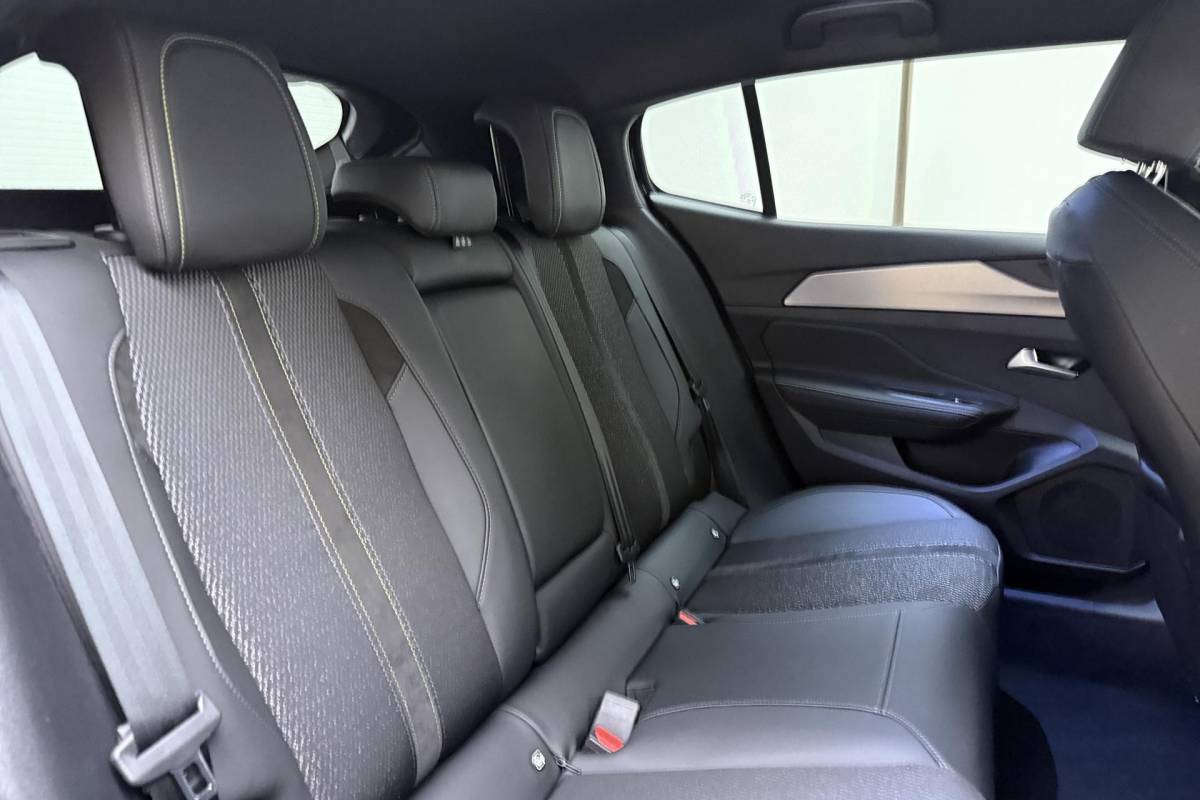 Peugeot 408 Peugeot 408 1.2 Hybrid 145 e-DCS6 GT | Automaat | Adaptieve cruise control | Stuurverwarming | Elektrisch bedienbare achterklep | Lichtmetalen velgen | Keyless entry en start | Full led