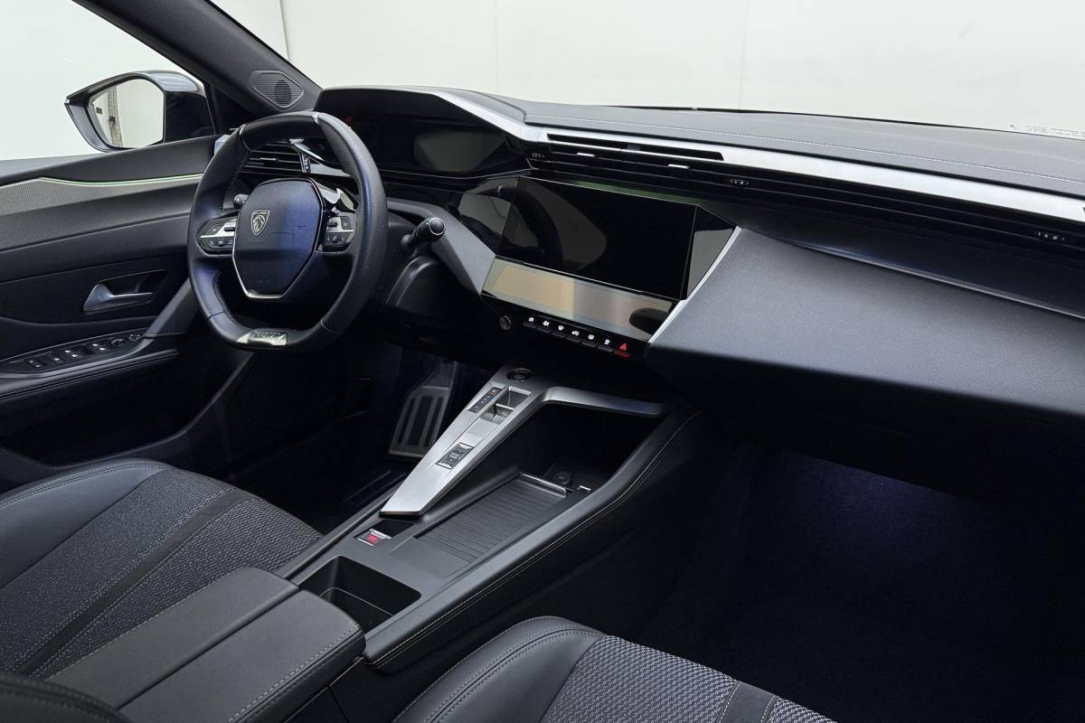 Peugeot 408 Peugeot 408 1.2 Hybrid 145 e-DCS6 GT | Automaat | Adaptieve cruise control | Stuurverwarming | Elektrisch bedienbare achterklep | Lichtmetalen velgen | Keyless entry en start | Full led