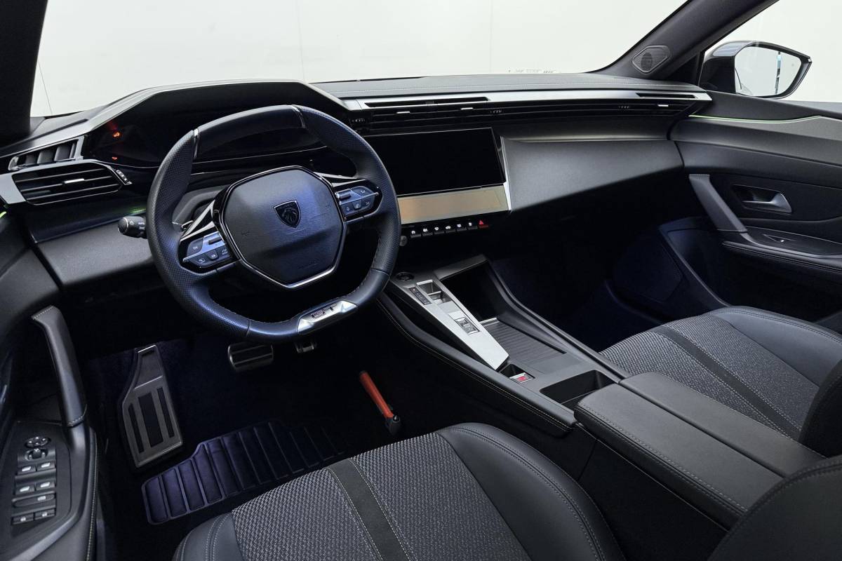 Peugeot 408 Peugeot 408 1.2 Hybrid 145 e-DCS6 GT | Automaat | Adaptieve cruise control | Stuurverwarming | Elektrisch bedienbare achterklep | Lichtmetalen velgen | Keyless entry en start | Full led