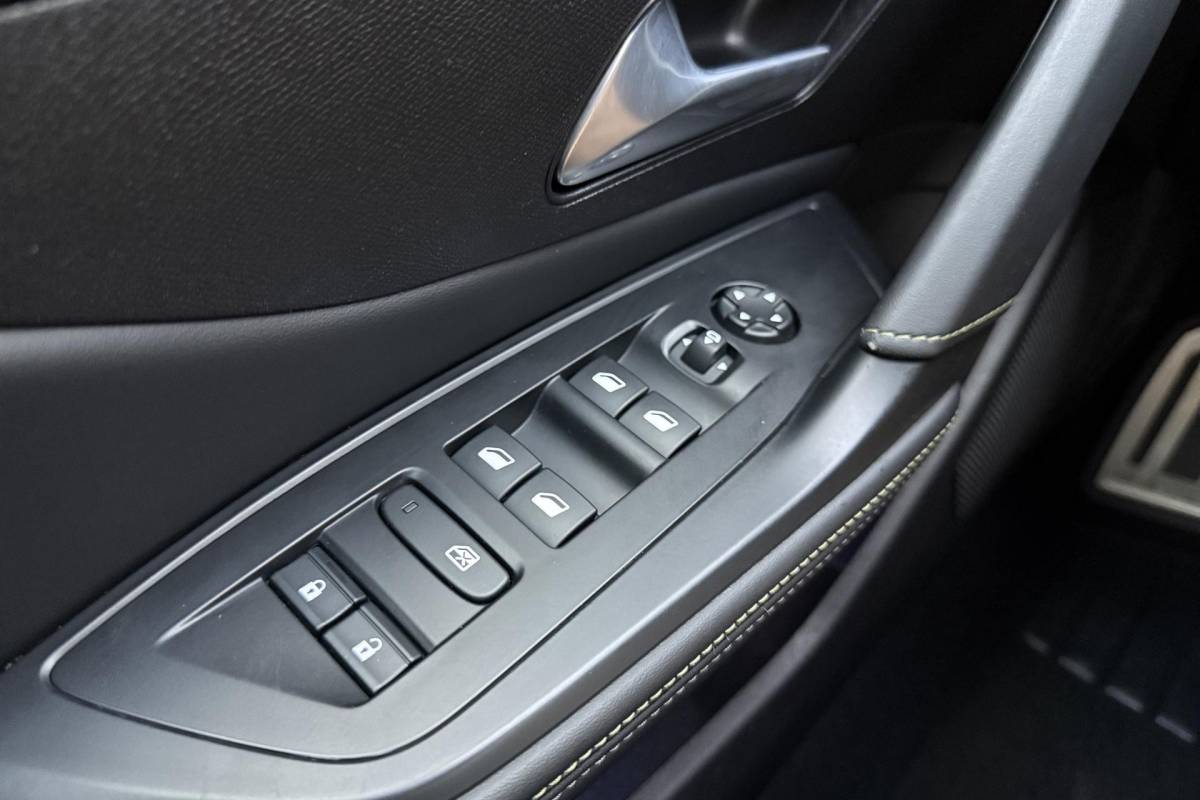 Peugeot 408 Peugeot 408 1.2 Hybrid 145 e-DCS6 GT | Automaat | Adaptieve cruise control | Stuurverwarming | Elektrisch bedienbare achterklep | Lichtmetalen velgen | Keyless entry en start | Full led