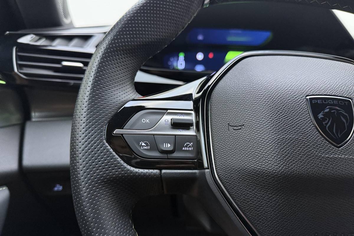 Peugeot 408 Peugeot 408 1.2 Hybrid 145 e-DCS6 GT | Automaat | Adaptieve cruise control | Stuurverwarming | Elektrisch bedienbare achterklep | Lichtmetalen velgen | Keyless entry en start | Full led