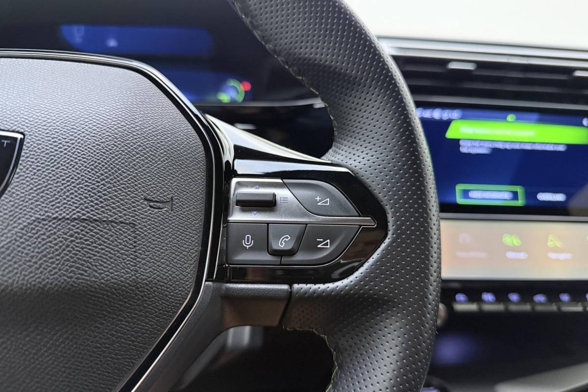 Peugeot 408 Peugeot 408 1.2 Hybrid 145 e-DCS6 GT | Automaat | Adaptieve cruise control | Stuurverwarming | Elektrisch bedienbare achterklep | Lichtmetalen velgen | Keyless entry en start | Full led
