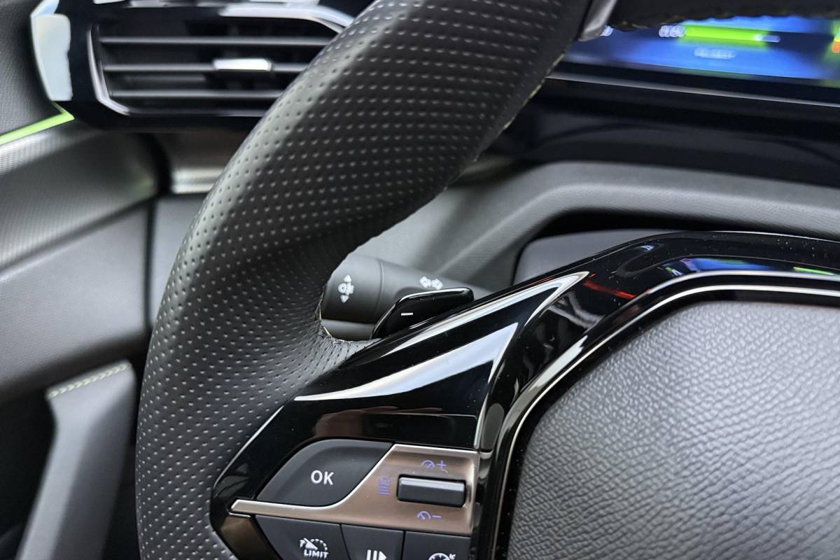 Peugeot 408 Peugeot 408 1.2 Hybrid 145 e-DCS6 GT | Automaat | Adaptieve cruise control | Stuurverwarming | Elektrisch bedienbare achterklep | Lichtmetalen velgen | Keyless entry en start | Full led