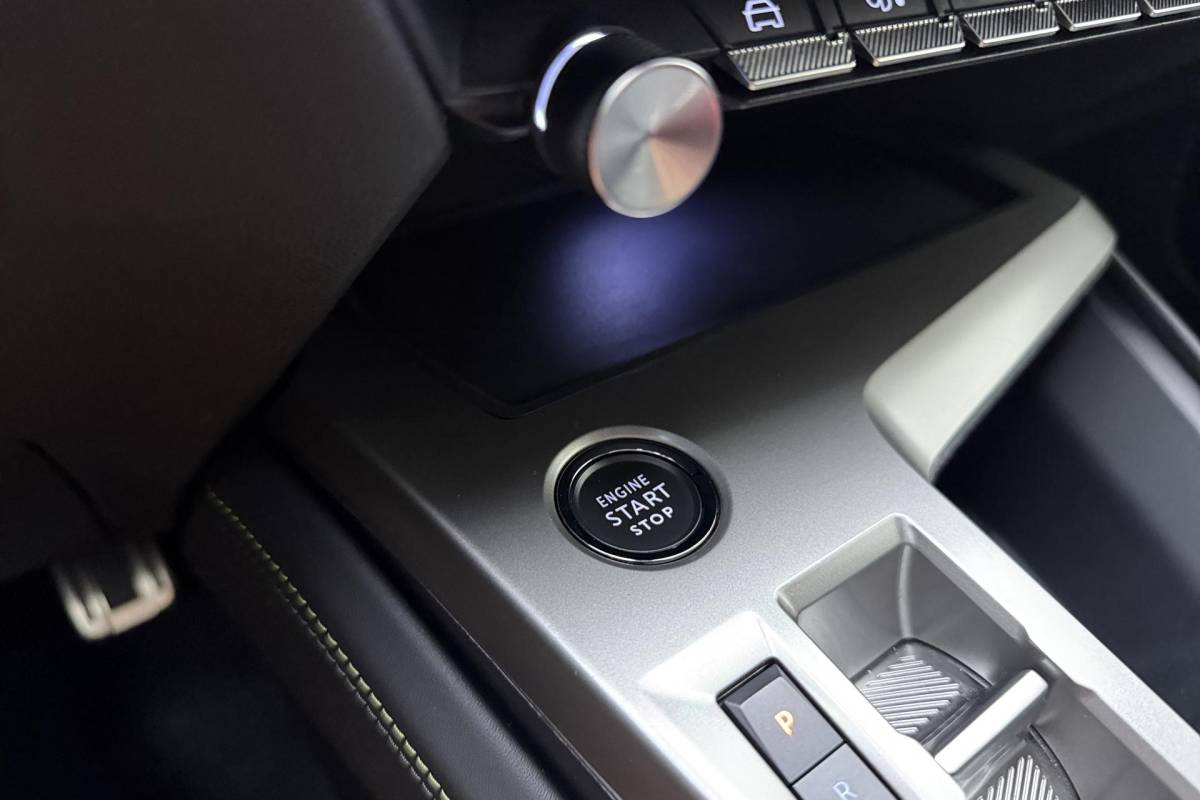 Peugeot 408 Peugeot 408 1.2 Hybrid 145 e-DCS6 GT | Automaat | Adaptieve cruise control | Stuurverwarming | Elektrisch bedienbare achterklep | Lichtmetalen velgen | Keyless entry en start | Full led