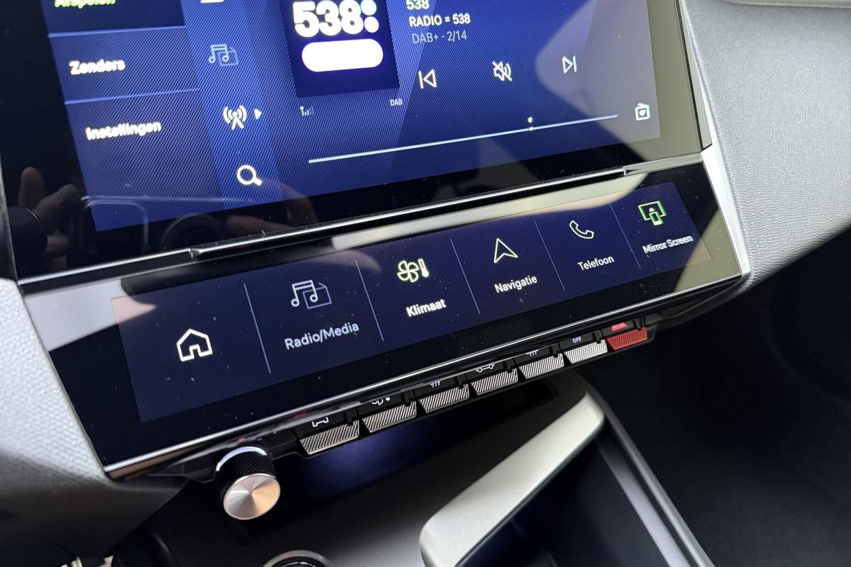 Peugeot 408 Peugeot 408 1.2 Hybrid 145 e-DCS6 GT | Automaat | Adaptieve cruise control | Stuurverwarming | Elektrisch bedienbare achterklep | Lichtmetalen velgen | Keyless entry en start | Full led