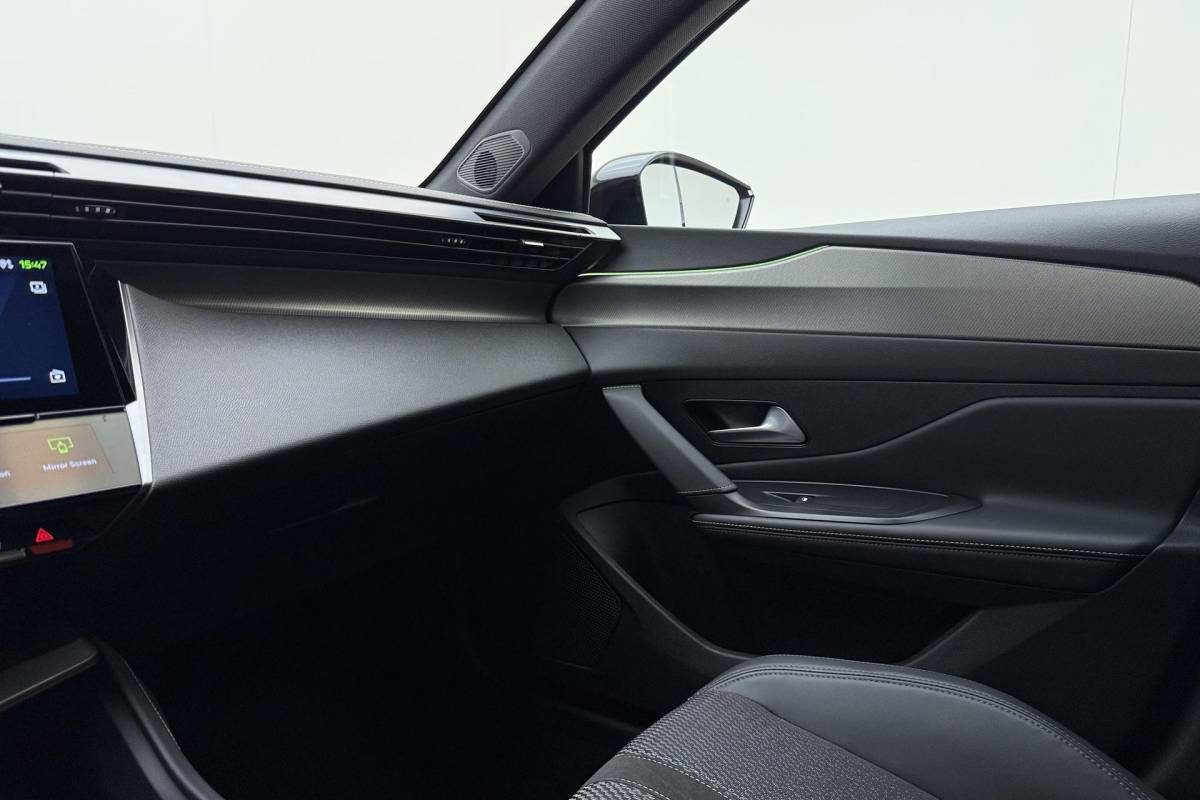 Peugeot 408 Peugeot 408 1.2 Hybrid 145 e-DCS6 GT | Automaat | Adaptieve cruise control | Stuurverwarming | Elektrisch bedienbare achterklep | Lichtmetalen velgen | Keyless entry en start | Full led