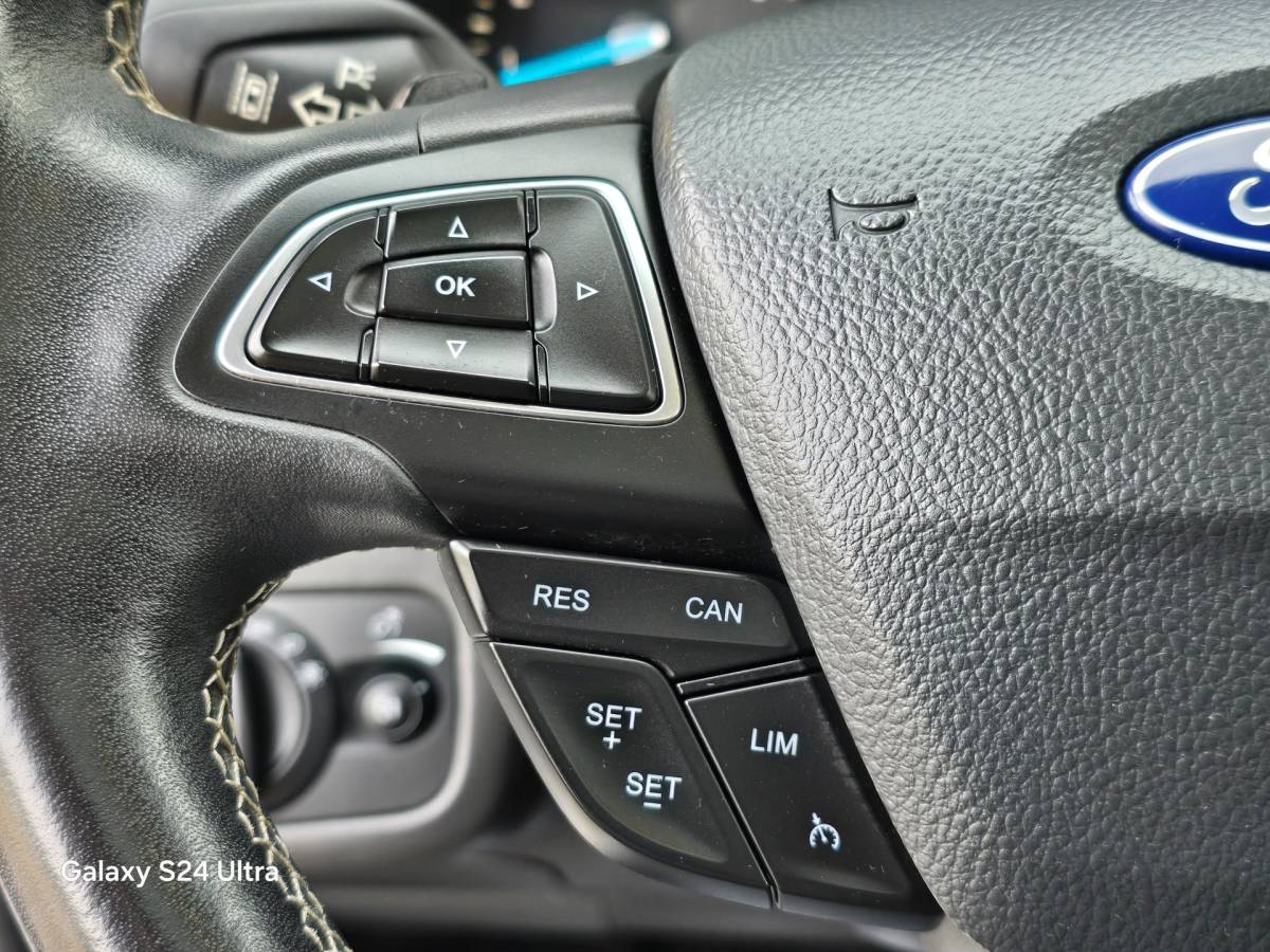 Ford Kuga Ford Kuga 1.5 EcoBoost Vignale AWD / 182 PK / AUT / NAP / Pano / Camera / Leder / Memory / Sony / Trekhaak / Pdc / Led / 19 Inch