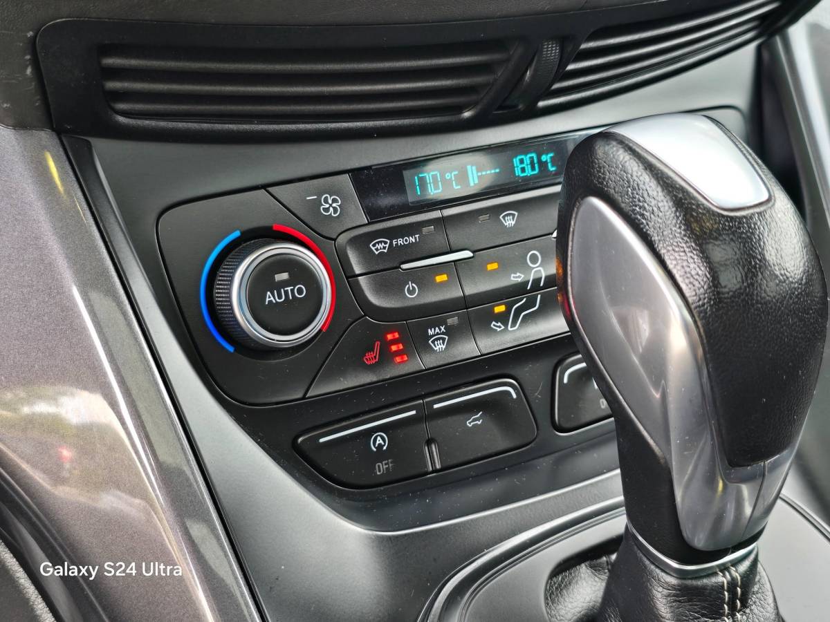 Ford Kuga Ford Kuga 1.5 EcoBoost Vignale AWD / 182 PK / AUT / NAP / Pano / Camera / Leder / Memory / Sony / Trekhaak / Pdc / Led / 19 Inch
