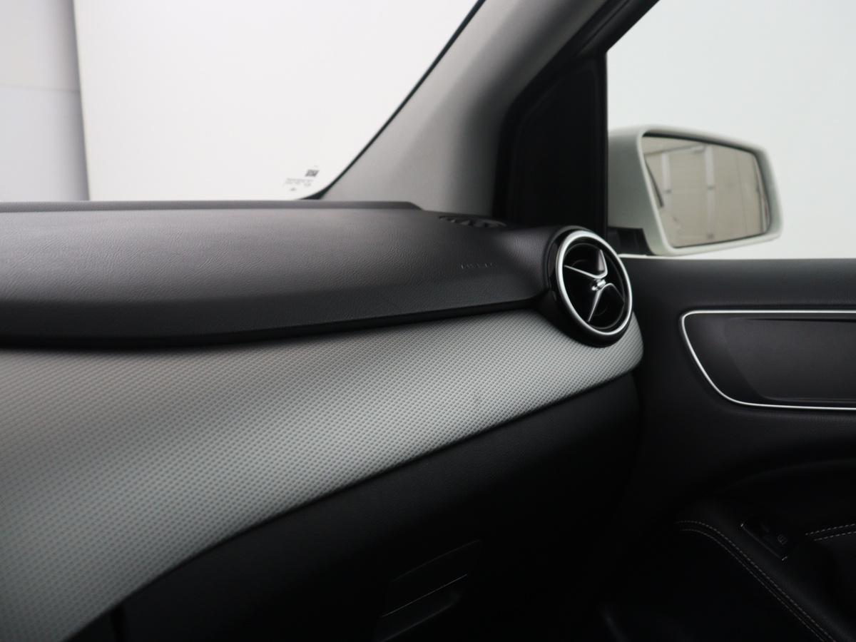 Mercedes-Benz B-Klasse Mercedes-Benz B-klasse 180 Ambition | Half leder | Cruise control | Navigatie |  Bluetooth | Airco | Camera | Park assist | Trekhaak
