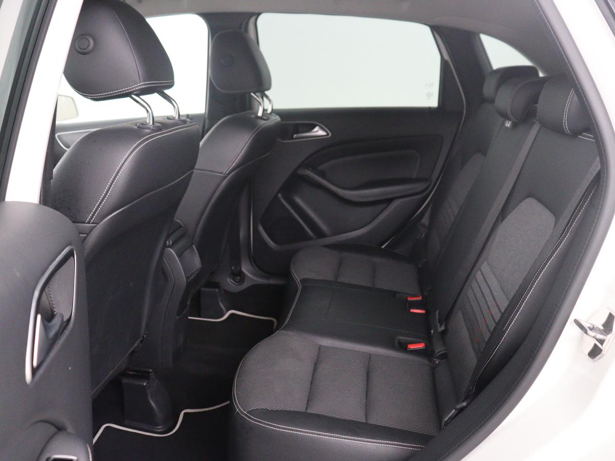 Mercedes-Benz B-Klasse Mercedes-Benz B-klasse 180 Ambition | Half leder | Cruise control | Navigatie |  Bluetooth | Airco | Camera | Park assist | Trekhaak
