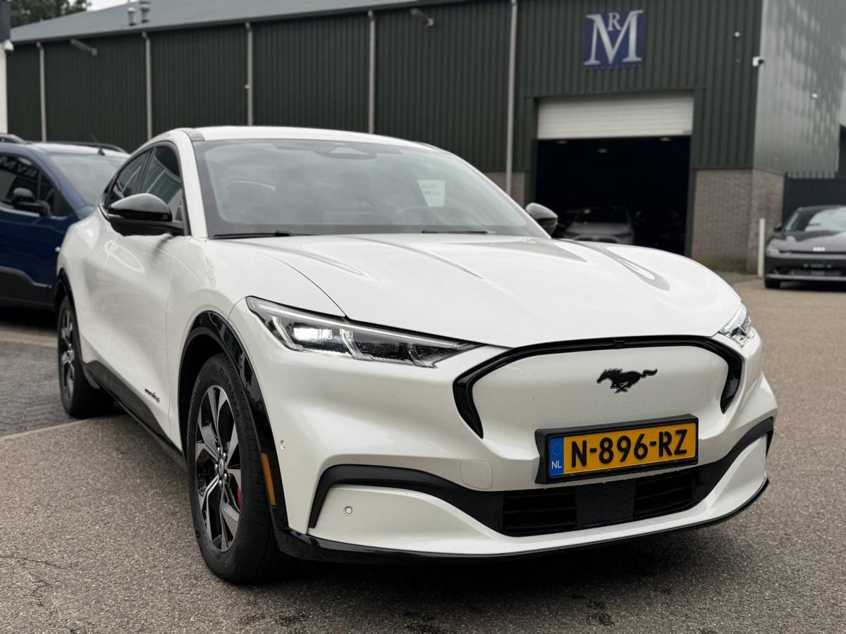 Ford Mustang Mach-E Ford Mustang Mach-E AWD 75 kWh SOH 93% ORIGINEEL NL AUTO MET NAP | B&O PREMIUM AUDIO | LEREN BEKLEDING | 360° CAMERA | ELEKTRISCHE STOELEN MET GEHEUGEN | TECHNOLOGY PACK | WINTERPAKKET | ADAPTIVE CRUISE CONTROL | DODEHOEKDETECTIE | FORD DEALER ONDERHOUDEN | ALL-IN PRIJS INCL. 12 MND BOVAG GARANTIE |