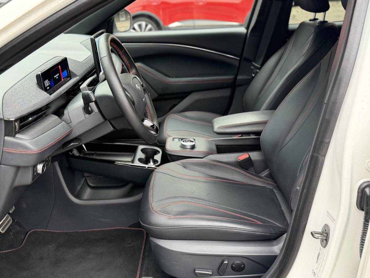 Ford Mustang Mach-E Ford Mustang Mach-E AWD 75 kWh SOH 93% ORIGINEEL NL AUTO MET NAP | B&O PREMIUM AUDIO | LEREN BEKLEDING | 360° CAMERA | ELEKTRISCHE STOELEN MET GEHEUGEN | TECHNOLOGY PACK | WINTERPAKKET | ADAPTIVE CRUISE CONTROL | DODEHOEKDETECTIE | FORD DEALER ONDERHOUDEN | ALL-IN PRIJS INCL. 12 MND BOVAG GARANTIE |