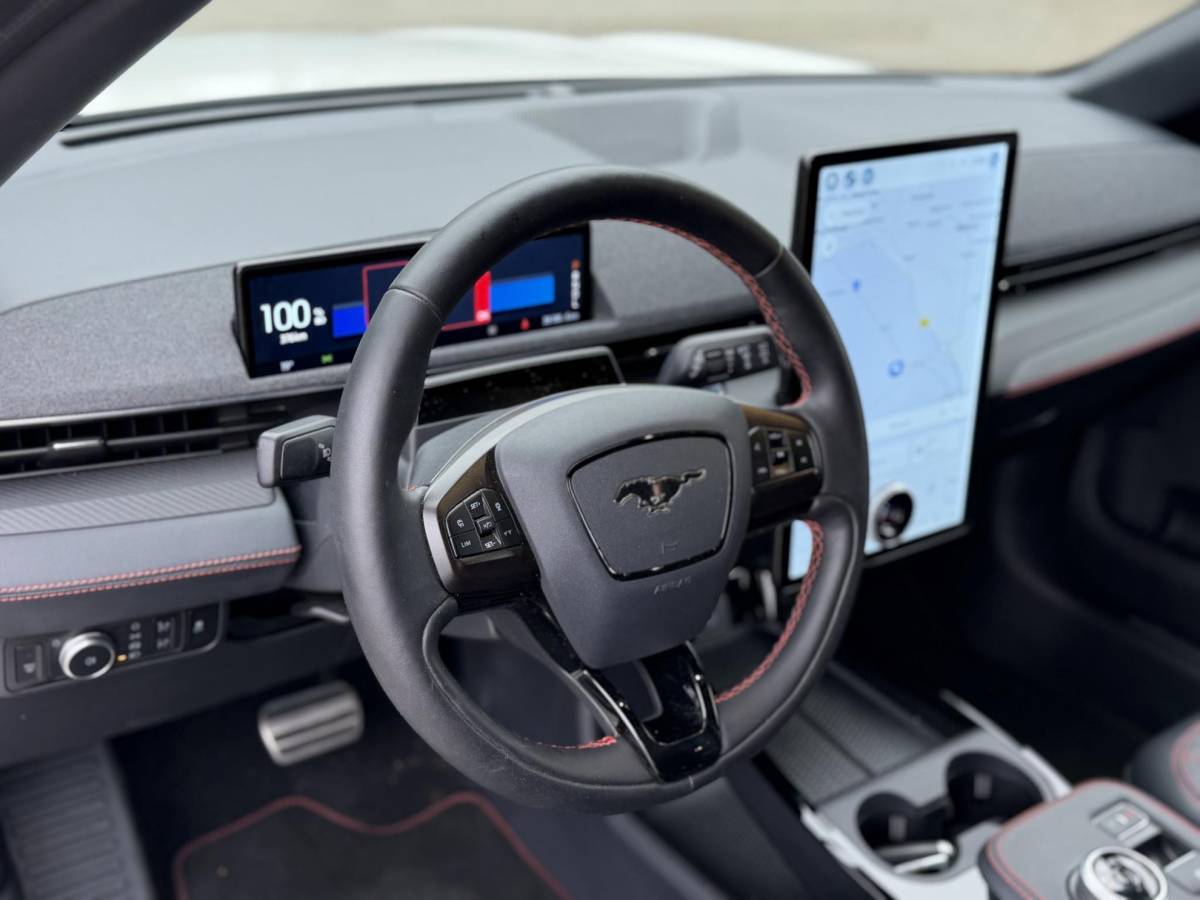 Ford Mustang Mach-E Ford Mustang Mach-E AWD 75 kWh SOH 93% ORIGINEEL NL AUTO MET NAP | B&O PREMIUM AUDIO | LEREN BEKLEDING | 360° CAMERA | ELEKTRISCHE STOELEN MET GEHEUGEN | TECHNOLOGY PACK | WINTERPAKKET | ADAPTIVE CRUISE CONTROL | DODEHOEKDETECTIE | FORD DEALER ONDERHOUDEN | ALL-IN PRIJS INCL. 12 MND BOVAG GARANTIE |