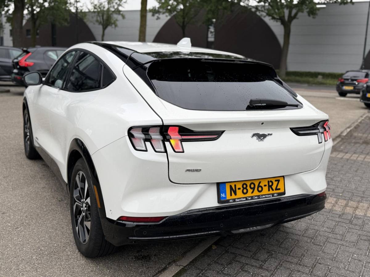Ford Mustang Mach-E Ford Mustang Mach-E AWD 75 kWh SOH 93% ORIGINEEL NL AUTO MET NAP | B&O PREMIUM AUDIO | LEREN BEKLEDING | 360° CAMERA | ELEKTRISCHE STOELEN MET GEHEUGEN | TECHNOLOGY PACK | WINTERPAKKET | ADAPTIVE CRUISE CONTROL | DODEHOEKDETECTIE | FORD DEALER ONDERHOUDEN | ALL-IN PRIJS INCL. 12 MND BOVAG GARANTIE |