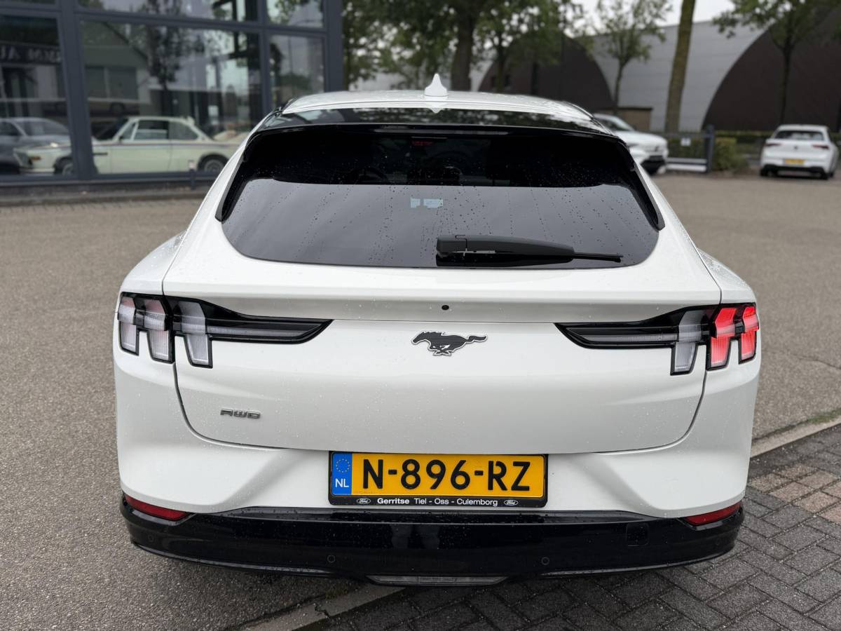 Ford Mustang Mach-E Ford Mustang Mach-E AWD 75 kWh SOH 93% ORIGINEEL NL AUTO MET NAP | B&O PREMIUM AUDIO | LEREN BEKLEDING | 360° CAMERA | ELEKTRISCHE STOELEN MET GEHEUGEN | TECHNOLOGY PACK | WINTERPAKKET | ADAPTIVE CRUISE CONTROL | DODEHOEKDETECTIE | FORD DEALER ONDERHOUDEN | ALL-IN PRIJS INCL. 12 MND BOVAG GARANTIE |