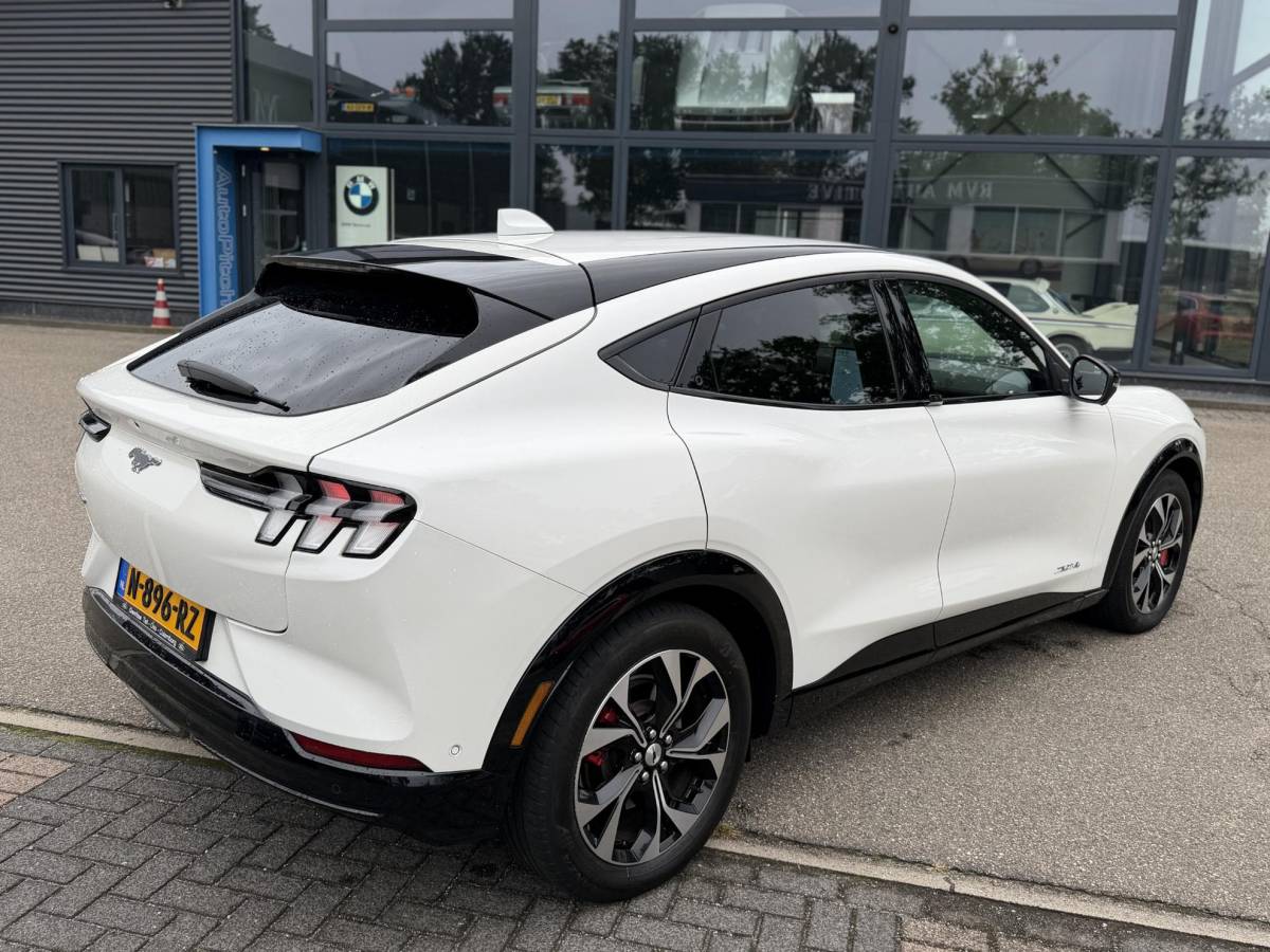 Ford Mustang Mach-E Ford Mustang Mach-E AWD 75 kWh SOH 93% ORIGINEEL NL AUTO MET NAP | B&O PREMIUM AUDIO | LEREN BEKLEDING | 360° CAMERA | ELEKTRISCHE STOELEN MET GEHEUGEN | TECHNOLOGY PACK | WINTERPAKKET | ADAPTIVE CRUISE CONTROL | DODEHOEKDETECTIE | FORD DEALER ONDERHOUDEN | ALL-IN PRIJS INCL. 12 MND BOVAG GARANTIE |