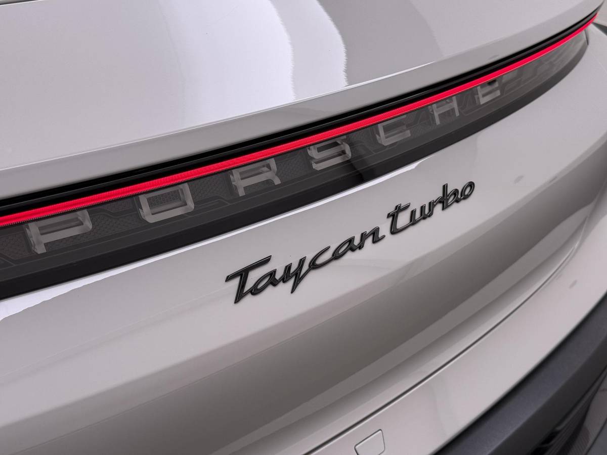 Porsche Taycan Porsche Taycan Turbo 93 kWh SOH 91% | SPORT CHRONO | HEAD-UP | CARBON PAKKET | ALCANTARA STOELEN + HEMEL | DUAL SCHERM | PSCB KERAMISCH GECOATE REMMEN | BURMESTER PREMIUM AUDIO | STOELVERWARMING + STUURWIELVERWARMING | STOELVENTILATIE | MEMORY SEATS | PORSCHE DEALER ONDERHOUDEN | 360° CAMERA | VERKEERT IN NIEUWSTAAT | ALL-IN PRIJS | 12 MAANDEN BOVAG GARANTIE