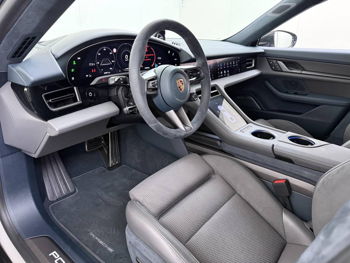 Porsche Taycan Porsche Taycan Turbo 93 kWh SOH 91% | SPORT CHRONO | HEAD-UP | CARBON PAKKET | ALCANTARA STOELEN + HEMEL | DUAL SCHERM | PSCB KERAMISCH GECOATE REMMEN | BURMESTER PREMIUM AUDIO | STOELVERWARMING + STUURWIELVERWARMING | STOELVENTILATIE | MEMORY SEATS | PORSCHE DEALER ONDERHOUDEN | 360° CAMERA | VERKEERT IN NIEUWSTAAT | ALL-IN PRIJS | 12 MAANDEN BOVAG GARANTIE