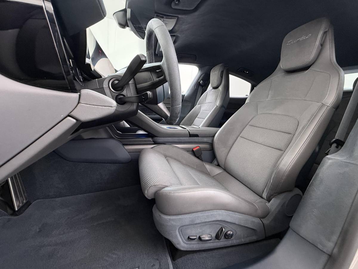 Porsche Taycan Porsche Taycan Turbo 93 kWh SOH 91% | SPORT CHRONO | HEAD-UP | CARBON PAKKET | ALCANTARA STOELEN + HEMEL | DUAL SCHERM | PSCB KERAMISCH GECOATE REMMEN | BURMESTER PREMIUM AUDIO | STOELVERWARMING + STUURWIELVERWARMING | STOELVENTILATIE | MEMORY SEATS | PORSCHE DEALER ONDERHOUDEN | 360° CAMERA | VERKEERT IN NIEUWSTAAT | ALL-IN PRIJS | 12 MAANDEN BOVAG GARANTIE